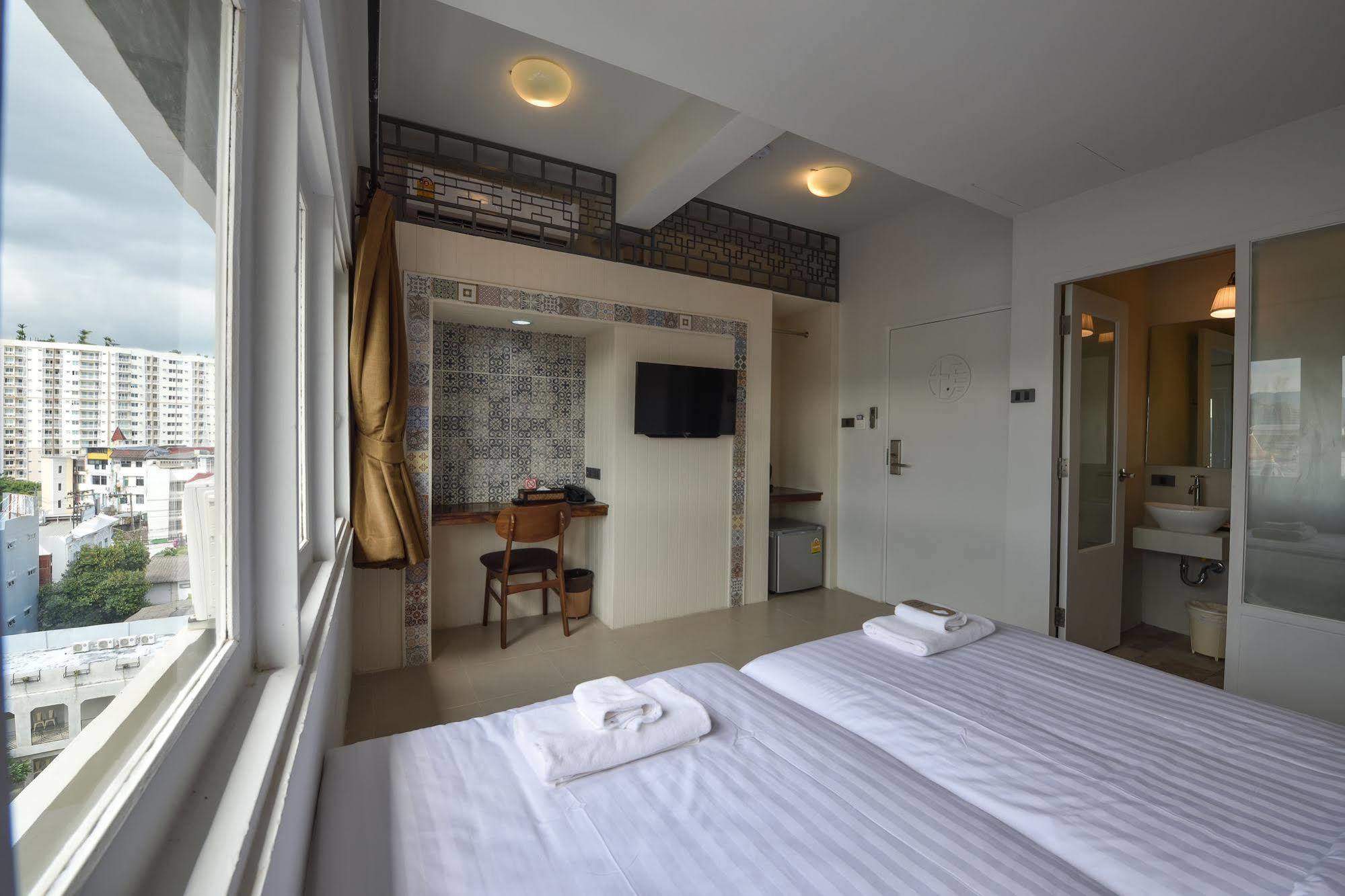 Hotel October Phuket Exterior foto