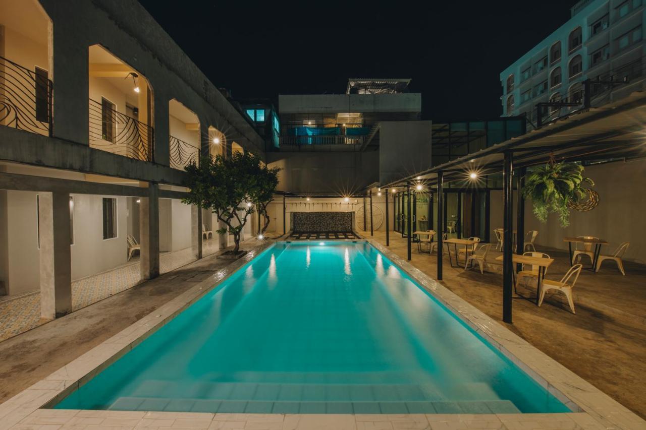 Hotel October Phuket Exterior foto